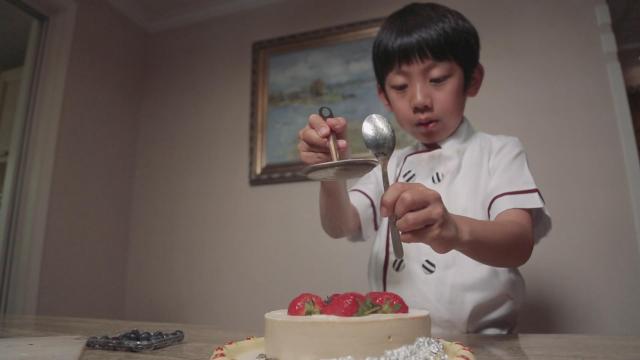 发光的孩子：烘焙小能手