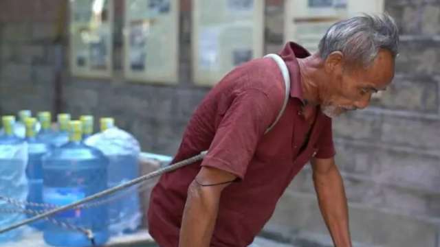鼓浪屿上的板车工
